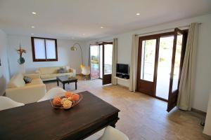 uma sala de estar com uma mesa com uma taça de fruta em Villa Ensueño em Calonge