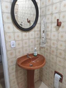 Casa Em Olaria, Nova Friburgo, Rua Manoel Lourenço Sobrinho 63 Fundos في نوفا فريبورغو: حمام مع حوض بني ومرآة