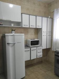 Virtuve vai virtuves zona naktsmītnē Casa Em Olaria, Nova Friburgo, Rua Manoel Lourenço Sobrinho 63 Fundos