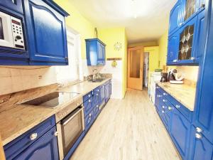 A kitchen or kitchenette at DMG - 'Funky First Floor' Unique Mountain Apartment