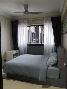 1 dormitorio con cama y ventana en Summer Escapes en Johor Bahru