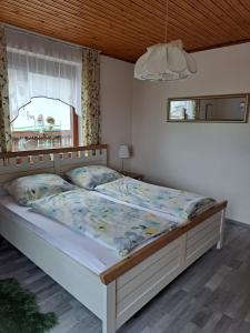 sypialnia z łóżkiem w pokoju z oknem w obiekcie Appartment Resi wohlfühlen und relaxen w mieście Eberndorf