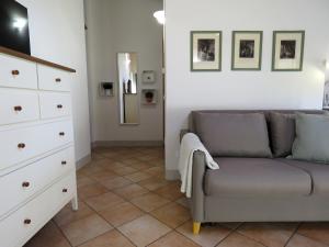 un soggiorno con divano e cassettiera di Campanile Apartment a Pieve di Cento