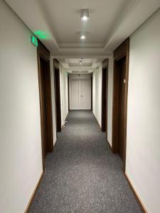 ein leerer Korridor in einem Bürogebäude in der Unterkunft Hotel Pljevlja in Pljevlja