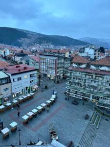 een stad met gebouwen en paraplu's in een straat bij Hotel Pljevlja in Pljevlja