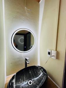 カオバンにあるMình Nghía Homestayのバスルーム(鏡付きの黒い洗面台付)