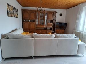 uma sala de estar com um sofá branco num quarto em Appartment Resi wohlfühlen und relaxen em Eberndorf