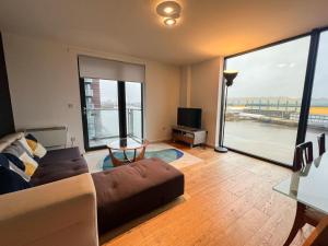un soggiorno con divano e vista sull'oceano di Riverside Retreat with Spectacular Views Glasgow a Glasgow
