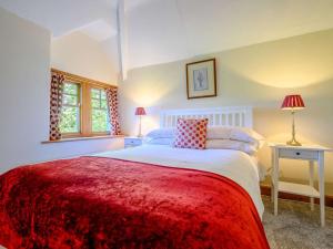 1 dormitorio con 1 cama grande con manta roja en 3 Bed in Eskdale SZ072, en Santon Bridge