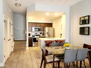 a kitchen and dining room with a table and chairs at Your home 5 * near Disney in Kissimmee