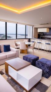 ein Wohnzimmer mit einem Sofa und einem Tisch in der Unterkunft Suite 7 Bellini IV, Puerto Santa Ana, Guayaquil in Guayaquil