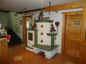 una sala de estar con chimenea en una casa en Pension-Greimelbacherhof en Ramsau am Dachstein