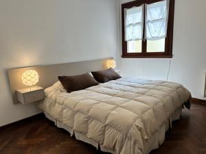 Tempat tidur dalam kamar di Mar del plata departamento 4 personas