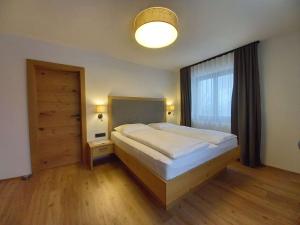 A bed or beds in a room at Gästehaus Toferer