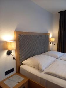 A bed or beds in a room at Gästehaus Toferer