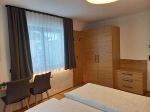 A bed or beds in a room at Gästehaus Toferer