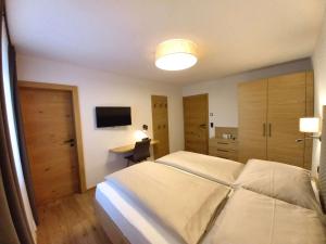 A bed or beds in a room at Gästehaus Toferer