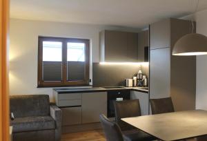 A kitchen or kitchenette at Gästehaus Toferer
