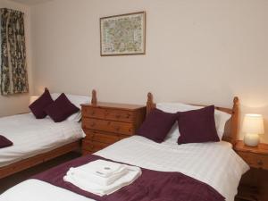 1 dormitorio con 2 camas y una foto en la pared en 2 Bed in Keswick SZ008, en Keswick