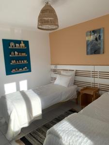 Postel nebo postele na pokoji v ubytování Appartement supérieur sur l 'étang climatisation parking