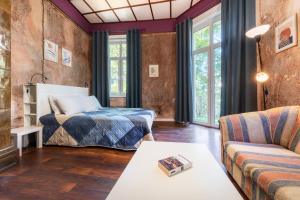 - un salon avec un lit et un canapé dans l'établissement The Green Bar House, à Sofia