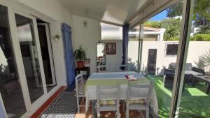 una sala da pranzo con tavolo e sedie sul balcone di Agréable villa à 3km de la mer a La Garde