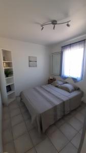una camera da letto con un grande letto e una finestra di Agréable villa à 3km de la mer a La Garde