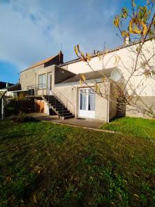 een wit huis met een trap ervoor bij O'ZEN - studio calme et lumineux avec jardin in Sablé-sur-Sarthe