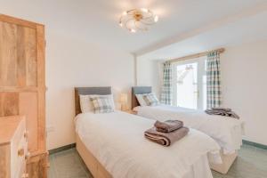 a bedroom with two beds with towels on them at 2 Bed in Ravenglass SZ409 in Ravenglass