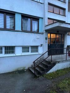 un edificio con una escalera que conduce a una puerta en MG Sa, en Sarajevo