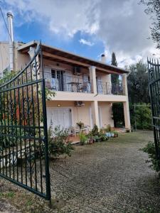 uma casa com um portão em frente em Villa Nafsika em Plátonas