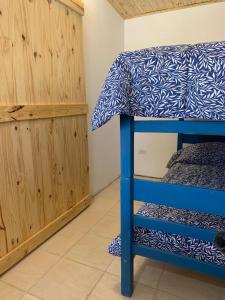 1 dormitorio con litera y escalera azul en Casa Monte hermoso a media cuadra Del Mar en Monte Hermoso