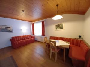 A seating area at Gästehaus Toferer
