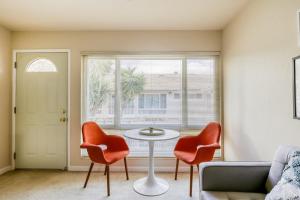 a living room with a table and two chairs and a window at San Jose 2br w parking nr bakeries groceries SFO-1635 in San Jose
