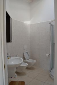 ein Bad mit einem Waschbecken, einem WC und einer Dusche in der Unterkunft Appartamenti Vacanza in Roseto degli Abruzzi