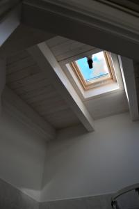 ein Dachfenster in der Zimmerdecke in der Unterkunft Appartamenti Vacanza in Roseto degli Abruzzi