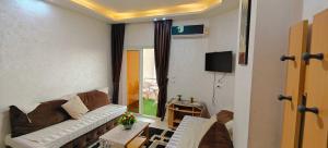 TV a/nebo společenská místnost v ubytování Casablanca Beach Direct sea view Tow Bedroom Apartment