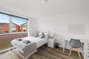 - une chambre avec un lit, un bureau et une fenêtre dans l'établissement Spacious Free Parking Contractors and Corporate, à Exeter