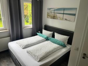 een slaapkamer met 2 bedden en kussens erop bij Hotel Schneider-Hof in Bad Salzuflen