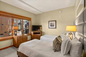 斯諾馬斯村的住宿－Capitol Peak 3224，一间卧室设有两张床和窗户。