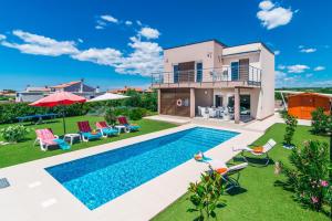 Bazén v ubytovaní Villa Stefanja kids friendly with sea view near Fažana alebo v jeho blízkosti