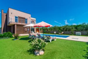 Bazén v ubytovaní Villa Stefanja kids friendly with sea view near Fažana alebo v jeho blízkosti