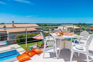Balkón alebo terasa v ubytovaní Villa Stefanja kids friendly with sea view near Fažana