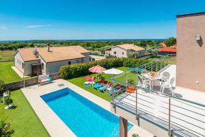 Bazén v ubytovaní Villa Stefanja kids friendly with sea view near Fažana alebo v jeho blízkosti