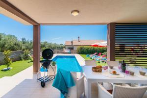 Vonkajšia záhrada v ubytovaní Villa Stefanja kids friendly with sea view near Fažana