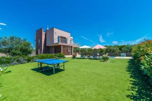 Vonkajšia záhrada v ubytovaní Villa Stefanja kids friendly with sea view near Fažana