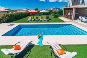 Bazén v ubytovaní Villa Stefanja kids friendly with sea view near Fažana alebo v jeho blízkosti