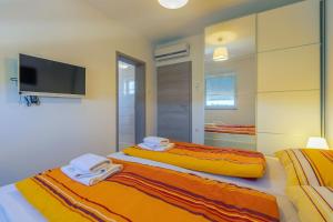 Posteľ alebo postele v izbe v ubytovaní Villa Stefanja kids friendly with sea view near Fažana