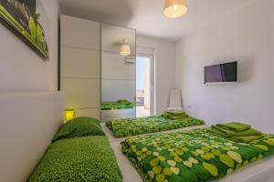 Posteľ alebo postele v izbe v ubytovaní Villa Stefanja kids friendly with sea view near Fažana