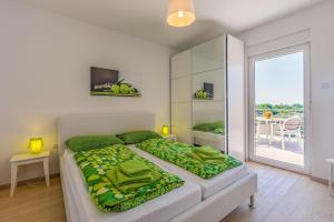 Posteľ alebo postele v izbe v ubytovaní Villa Stefanja kids friendly with sea view near Fažana